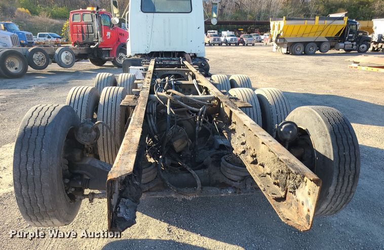 image for item MJ9521 1998 International  truck cab and chassis