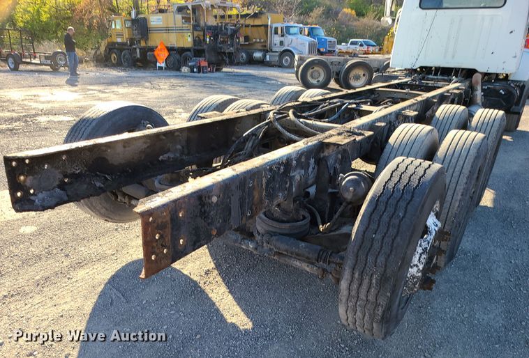 image for item MJ9521 1998 International  truck cab and chassis