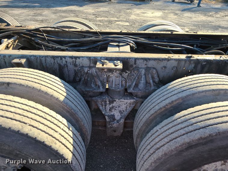 image for item MJ9521 1998 International  truck cab and chassis