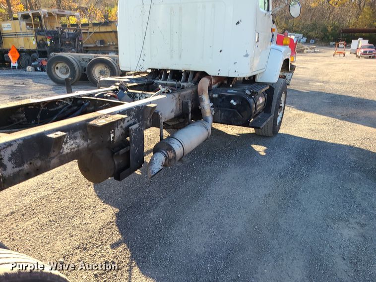 image for item MJ9521 1998 International  truck cab and chassis