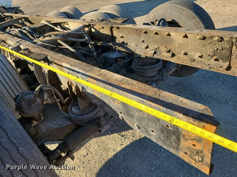 image for item MJ9521 1998 International  truck cab and chassis