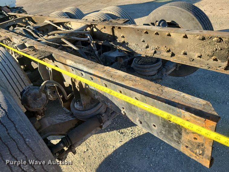 image for item MJ9521 1998 International  truck cab and chassis