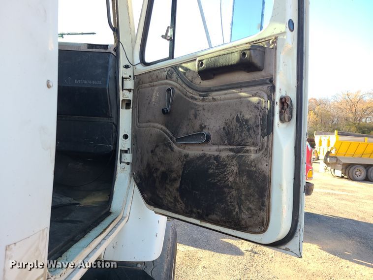 image for item MJ9521 1998 International  truck cab and chassis