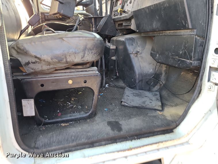 image for item MJ9521 1998 International  truck cab and chassis