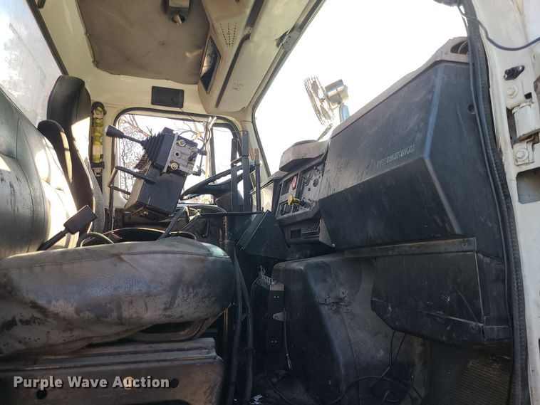 image for item MJ9521 1998 International  truck cab and chassis