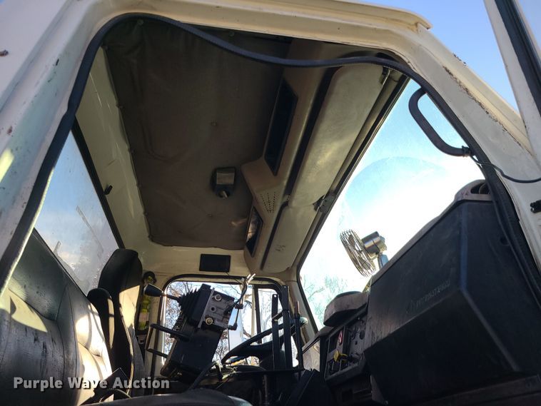 image for item MJ9521 1998 International  truck cab and chassis