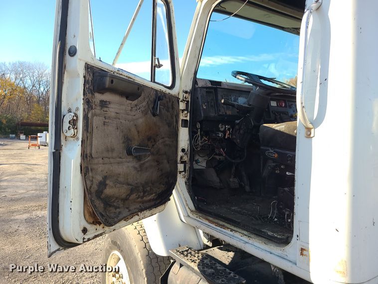 image for item MJ9521 1998 International  truck cab and chassis