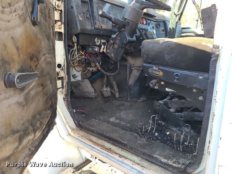 image for item MJ9521 1998 International  truck cab and chassis