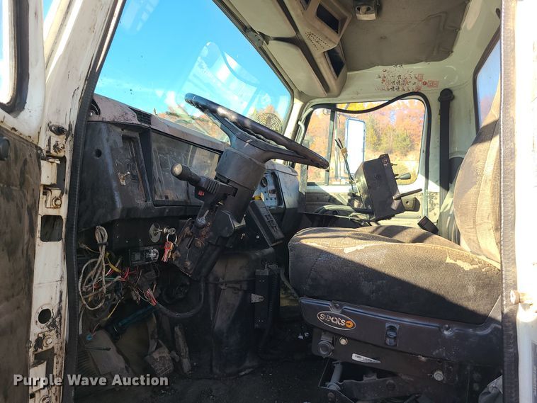 image for item MJ9521 1998 International  truck cab and chassis