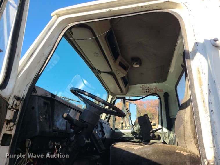 image for item MJ9521 1998 International  truck cab and chassis