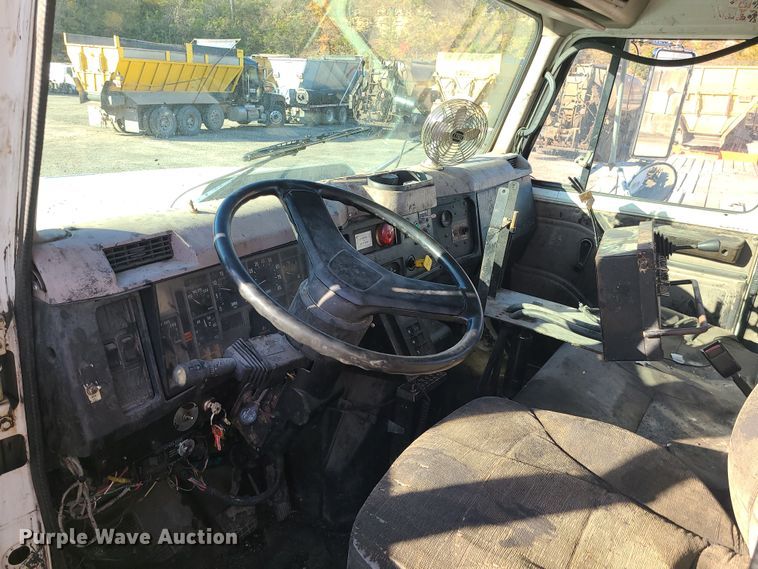 image for item MJ9521 1998 International  truck cab and chassis