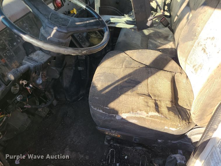 image for item MJ9521 1998 International  truck cab and chassis