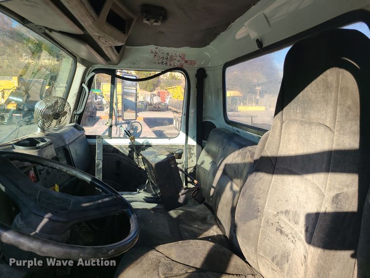 image for item MJ9521 1998 International  truck cab and chassis