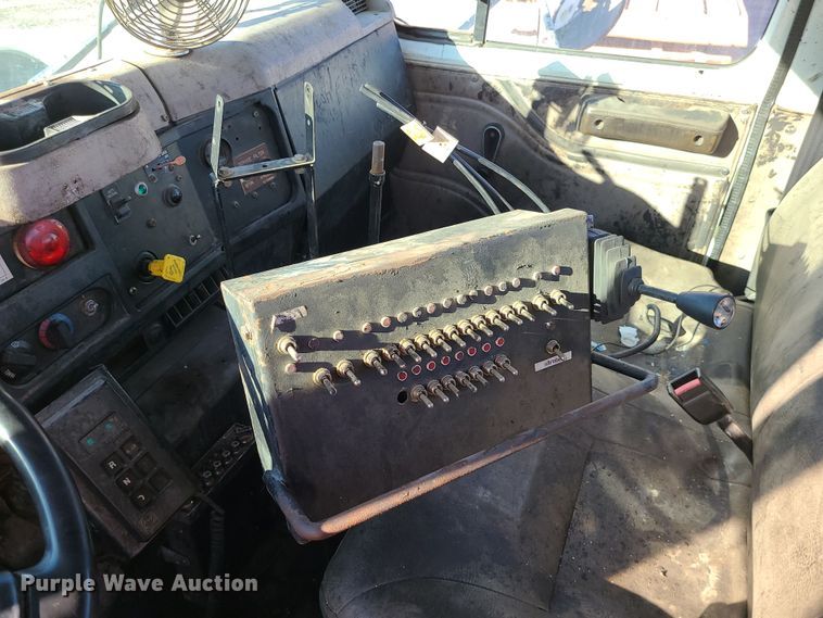 image for item MJ9521 1998 International  truck cab and chassis