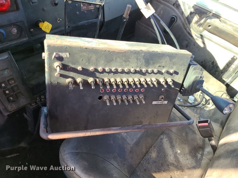 image for item MJ9521 1998 International  truck cab and chassis