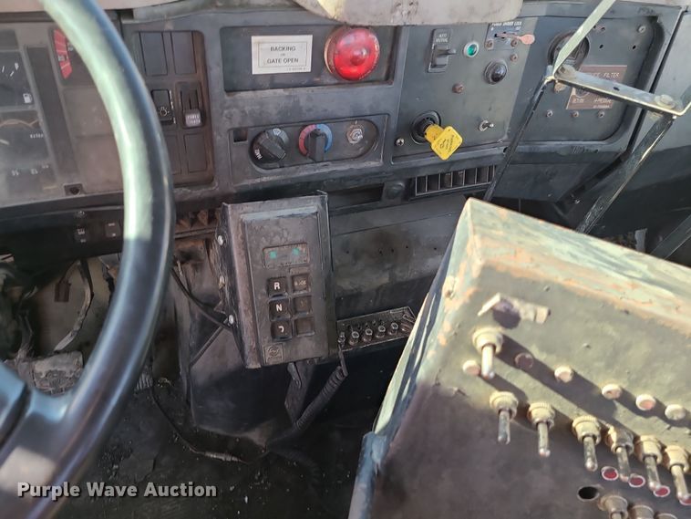 image for item MJ9521 1998 International  truck cab and chassis