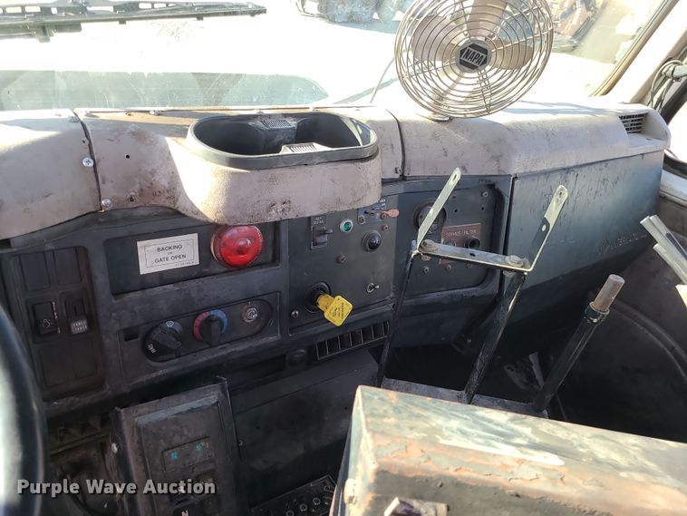 image for item MJ9521 1998 International  truck cab and chassis