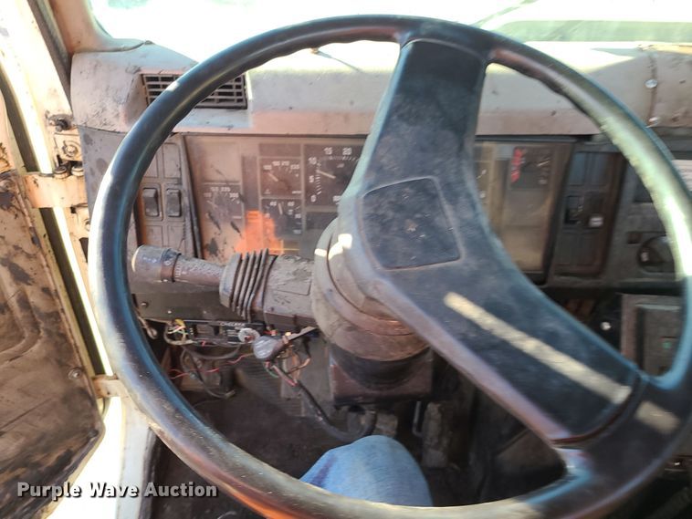 image for item MJ9521 1998 International  truck cab and chassis