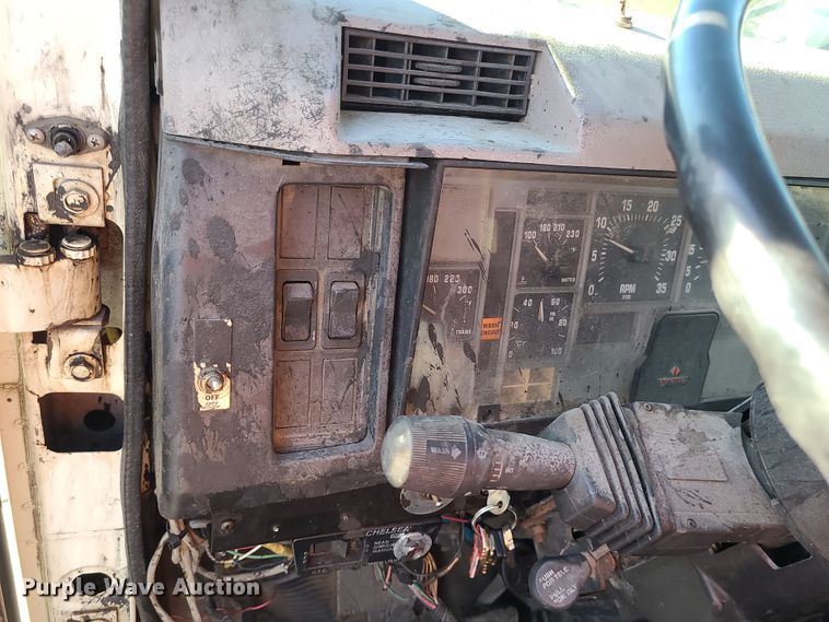 image for item MJ9521 1998 International  truck cab and chassis