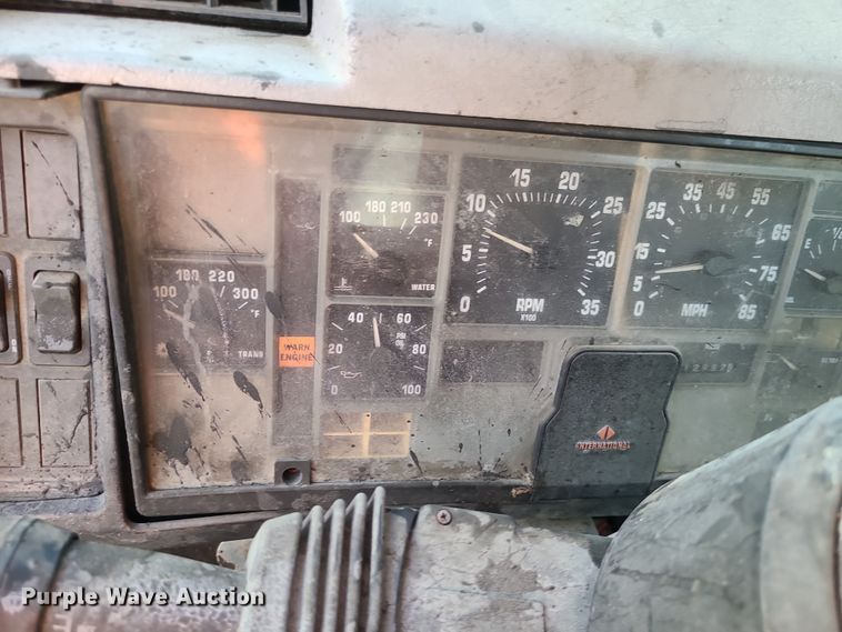 image for item MJ9521 1998 International  truck cab and chassis