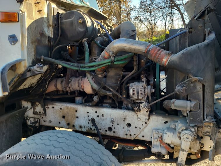 image for item MJ9521 1998 International  truck cab and chassis