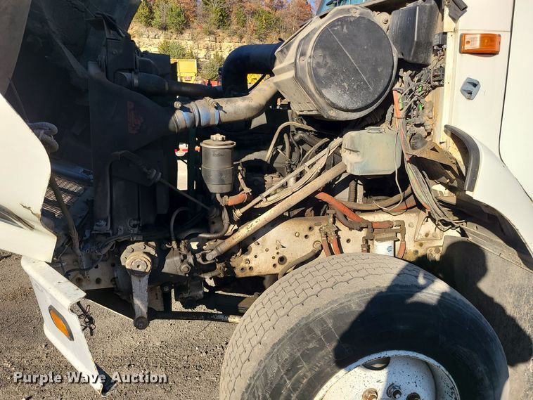 image for item MJ9521 1998 International  truck cab and chassis