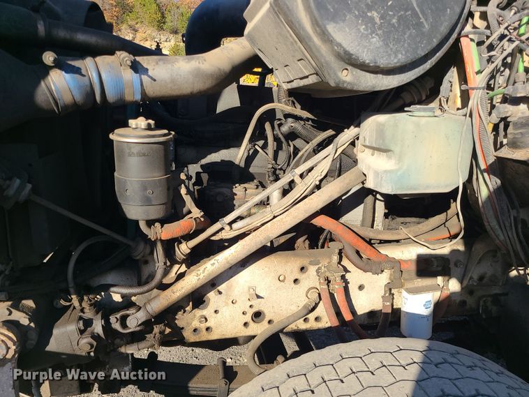 image for item MJ9521 1998 International  truck cab and chassis