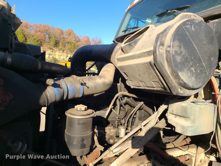 image for item MJ9521 1998 International  truck cab and chassis