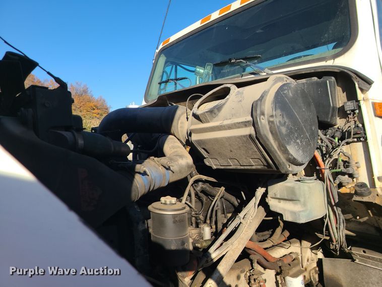 image for item MJ9521 1998 International  truck cab and chassis