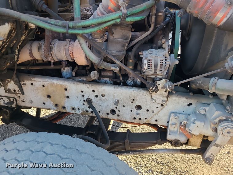 image for item MJ9521 1998 International  truck cab and chassis