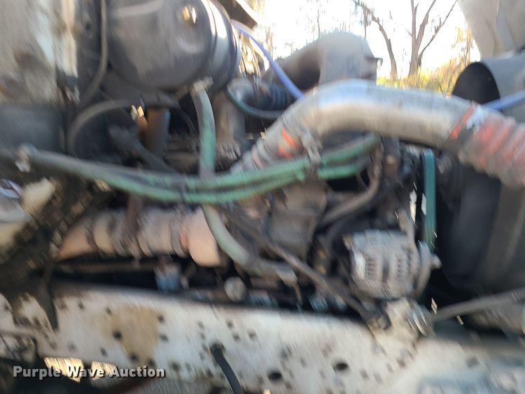 image for item MJ9521 1998 International  truck cab and chassis