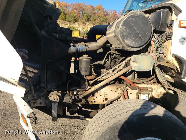 image for item MJ9521 1998 International  truck cab and chassis