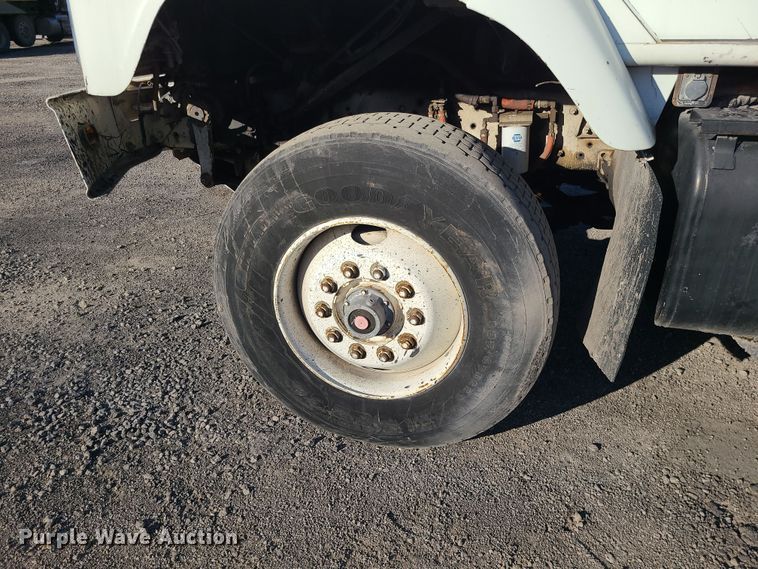 image for item MJ9521 1998 International  truck cab and chassis