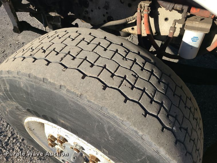 image for item MJ9521 1998 International  truck cab and chassis