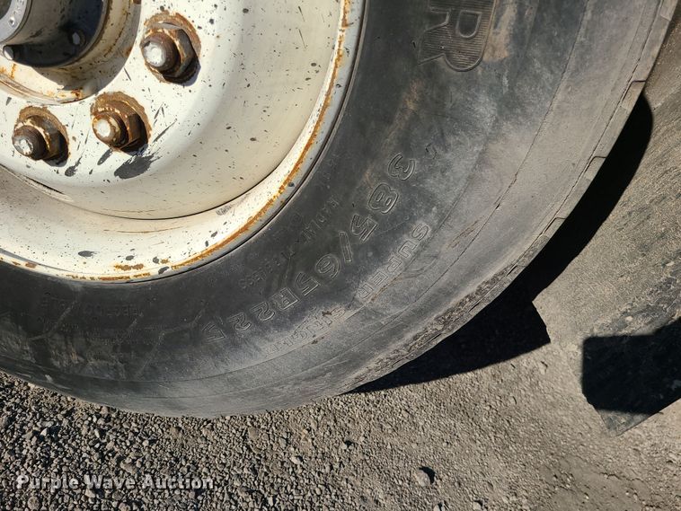 image for item MJ9521 1998 International  truck cab and chassis