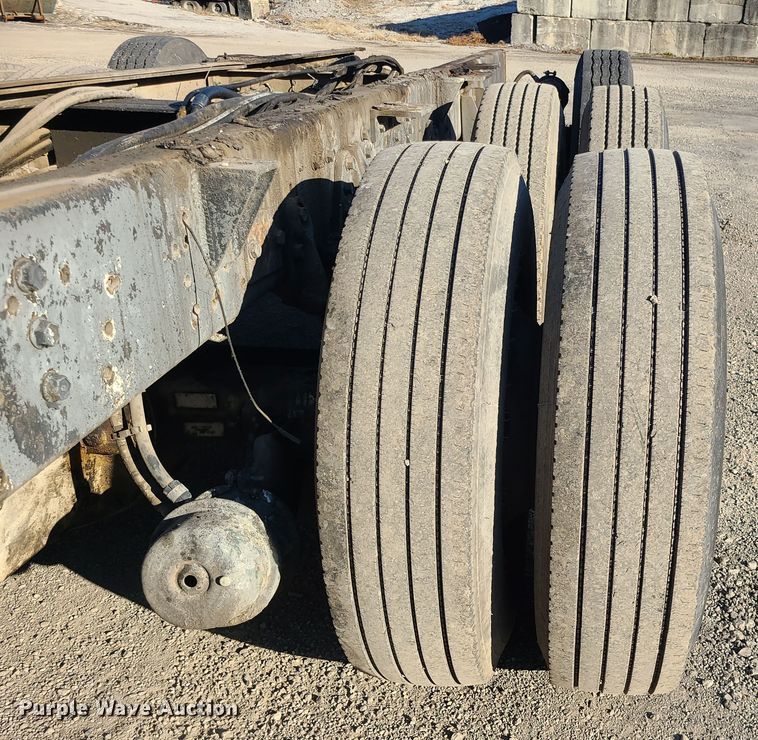 image for item MJ9521 1998 International  truck cab and chassis