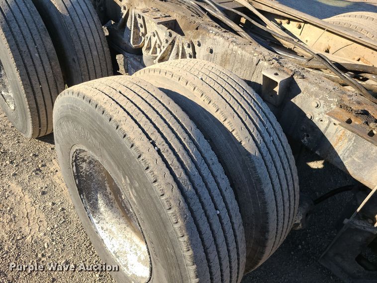 image for item MJ9521 1998 International  truck cab and chassis