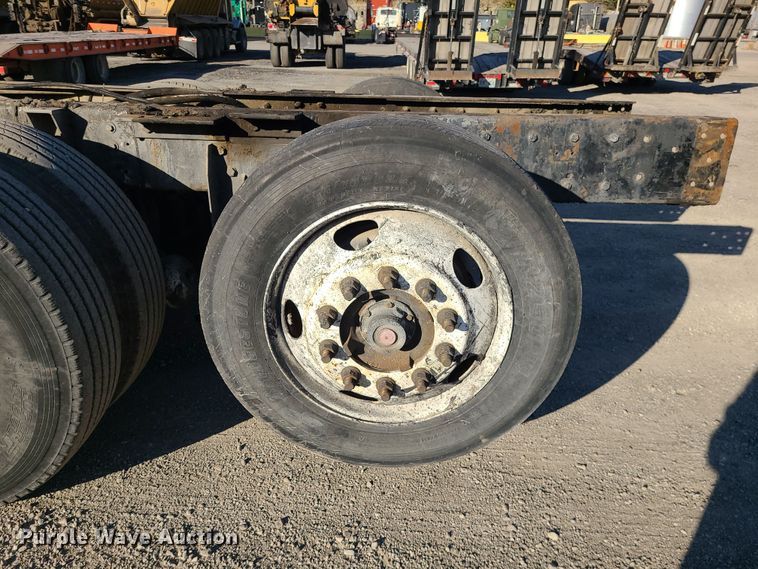 image for item MJ9521 1998 International  truck cab and chassis