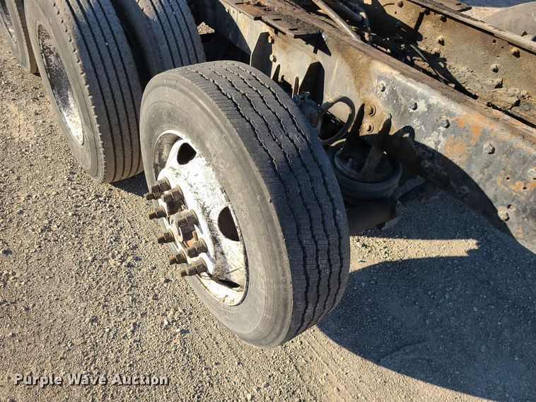 image for item MJ9521 1998 International  truck cab and chassis