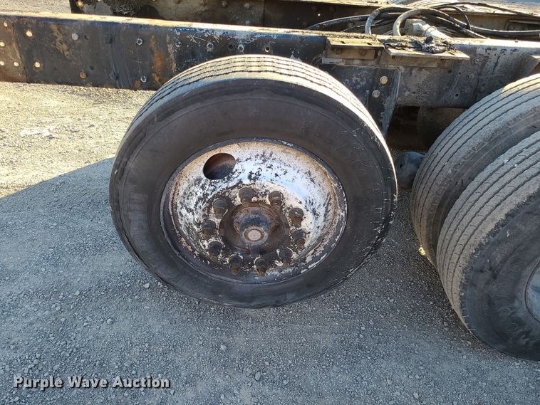 image for item MJ9521 1998 International  truck cab and chassis