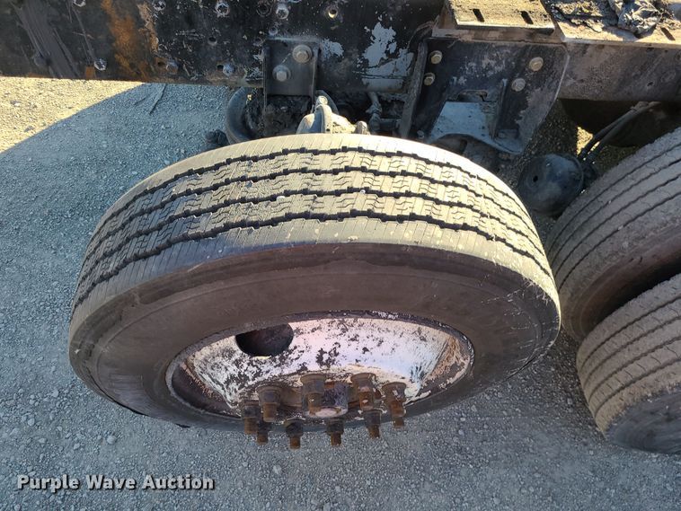 image for item MJ9521 1998 International  truck cab and chassis