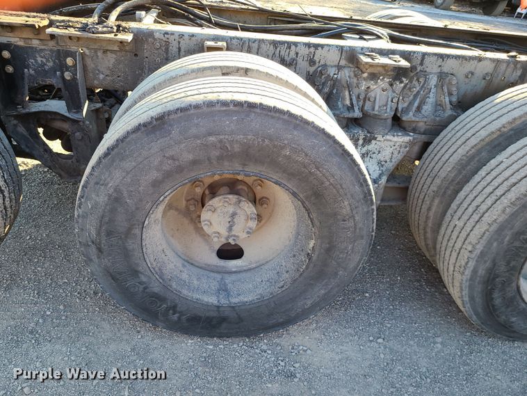 image for item MJ9521 1998 International  truck cab and chassis