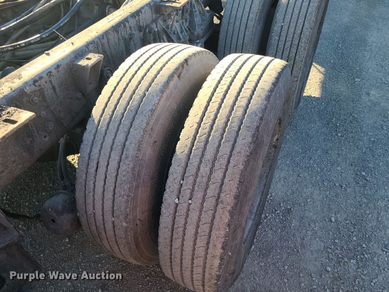 image for item MJ9521 1998 International  truck cab and chassis