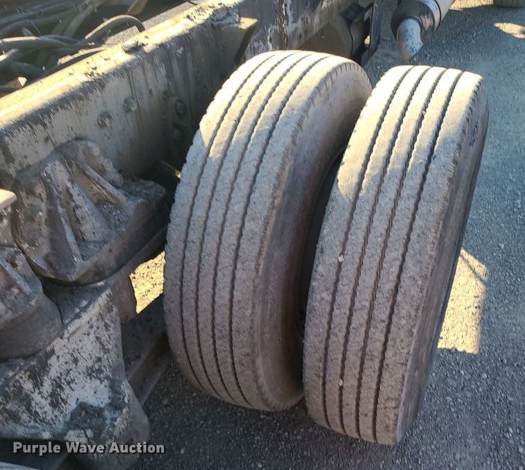 image for item MJ9521 1998 International  truck cab and chassis