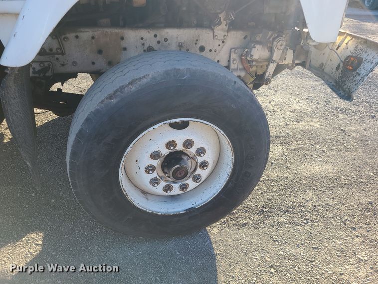 image for item MJ9521 1998 International  truck cab and chassis