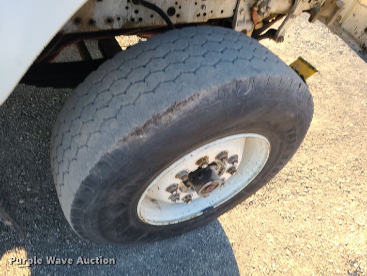 image for item MJ9521 1998 International  truck cab and chassis