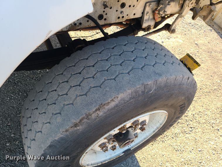 image for item MJ9521 1998 International  truck cab and chassis