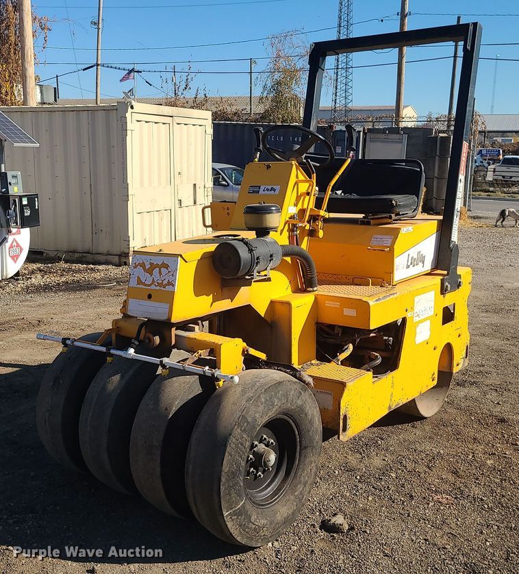 image for item MJ9529 LeeBoy 410  pneumatic roller