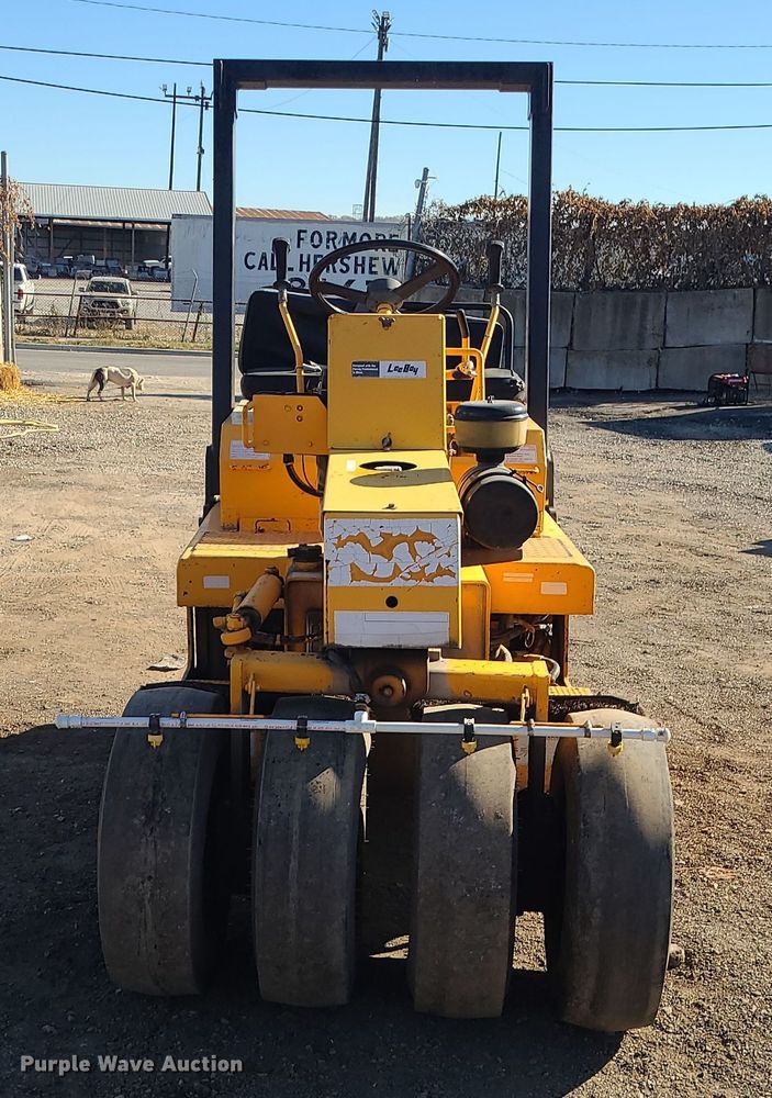 image for item MJ9529 LeeBoy 410  pneumatic roller