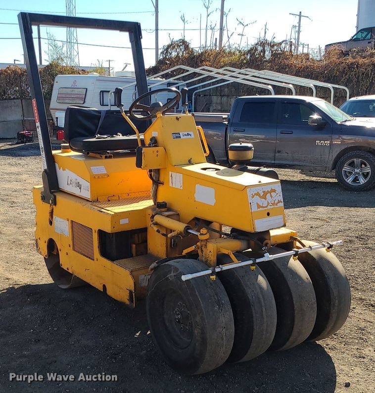 image for item MJ9529 LeeBoy 410  pneumatic roller